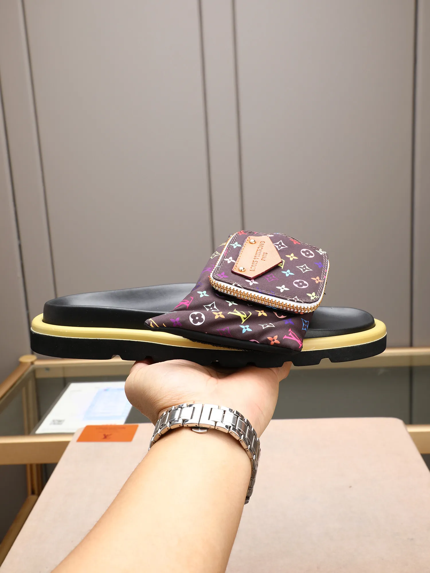 PP400 couple model with drawer box [LOUIS VUITTON] Louis Vuitton, the latest LV official website printed wallet and men's and women's slippers🔥🔥🔥 are now on the market. The drawer box is packed with cloth bags and cards. The upper pattern looks very soft and waxy, and it is a super versatile leg slimming tool. Fabric: Imported denim/down silk cotton embossed, official website pattern printing, lining: water-dyed sheepskin down filling, comfortable to wear, feet: high elastic PU water table. Sole: foam sole, heel height: about 5cm. Size 35-46, 35, 45 and 46 are custom-made and cannot be returned or exchanged. Color: multiple colors available.